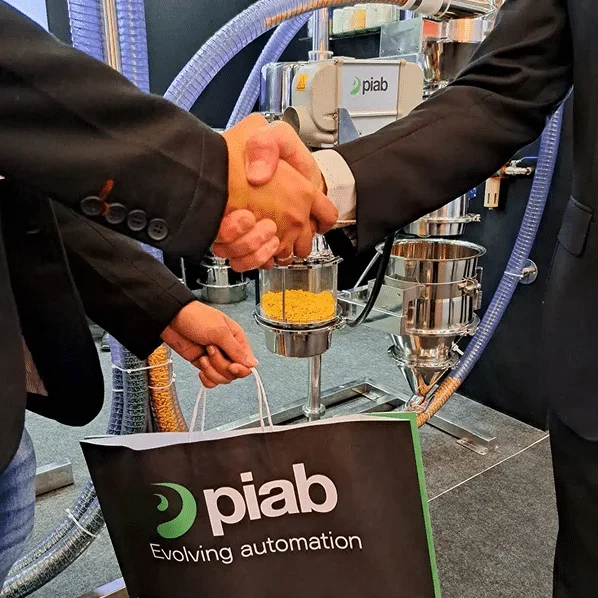 Samarbejde foran PIAB vakuumtransportør og vakuumløsninger med sugekopper til industriel automation